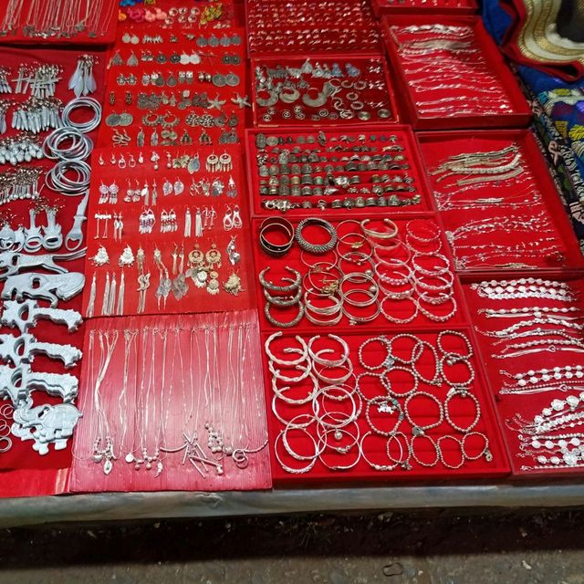 เดินเที่ยวตลาดมืด หลวงพระบาง