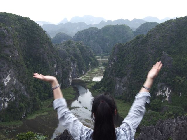올라가야 볼 수 있는 멋진 풍광! 닌빈 ‘항 무아’(Hang Múa)