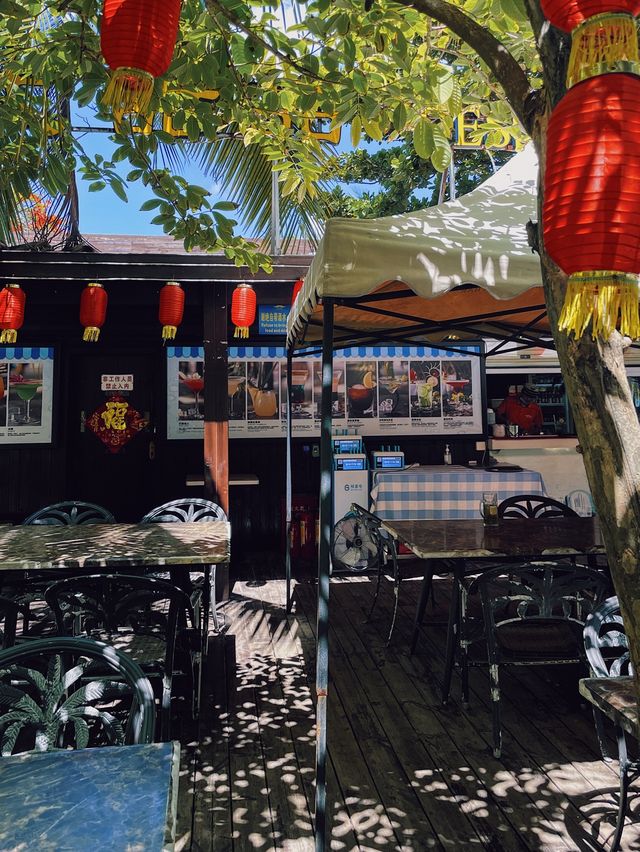 Beach Lovers Bar in Dadonghai 🍹🌊☀️🥥