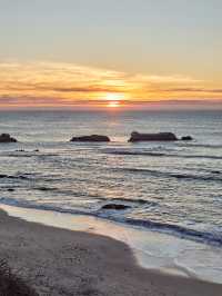 Half Moon Bay in California 🌙 Enjoy a seaside sunset at the Cliff Hotel.