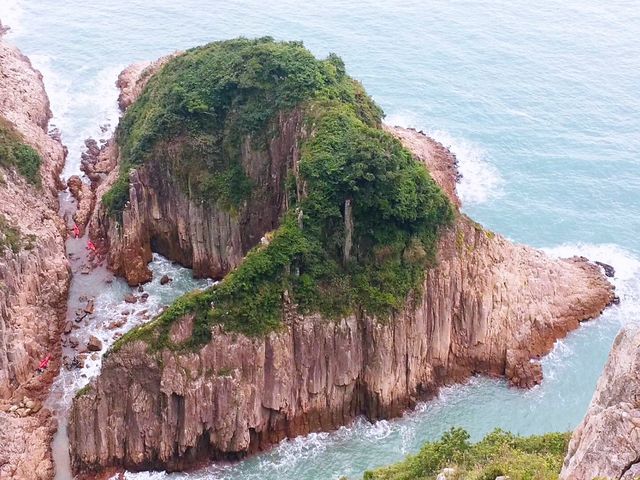 往吊鐘洲觀斷岩奇觀「金魚擺尾」