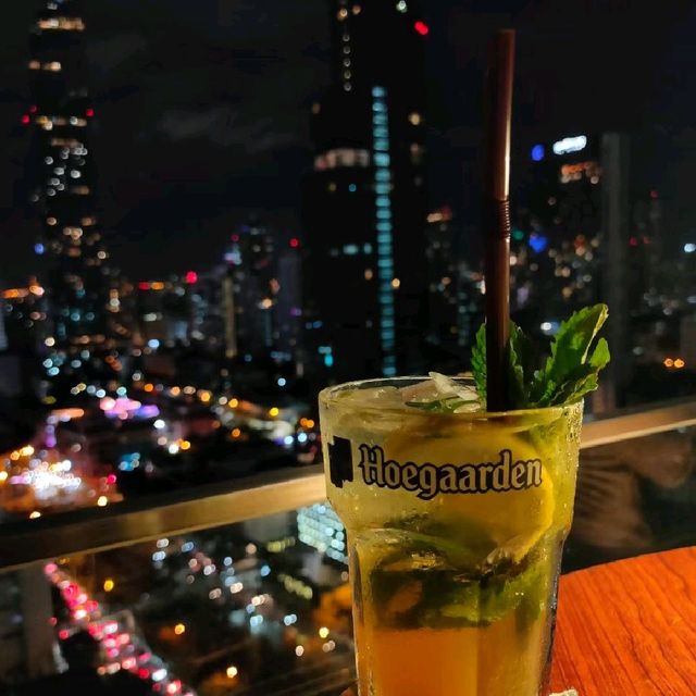 akaaza rooftop bar ใน โรงแรม Amara Bangkok