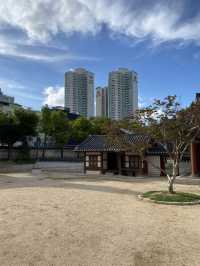 แวะพักผ่อนที่สวนสไตล์เกาหลี Dongmyo Park
