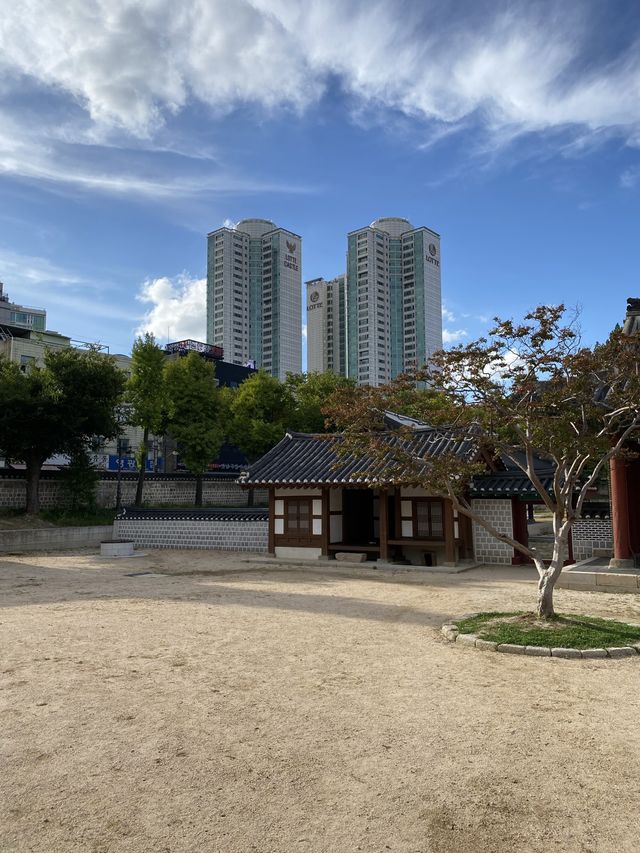 แวะพักผ่อนที่สวนสไตล์เกาหลี Dongmyo Park