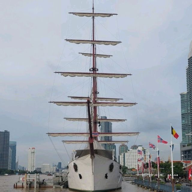 乘坐渡輪欣賞曼谷兩岸風景