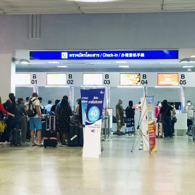 cozy airport with coffee shops 
