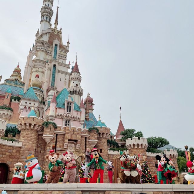 充滿聖誕氣氛的迪士尼樂園