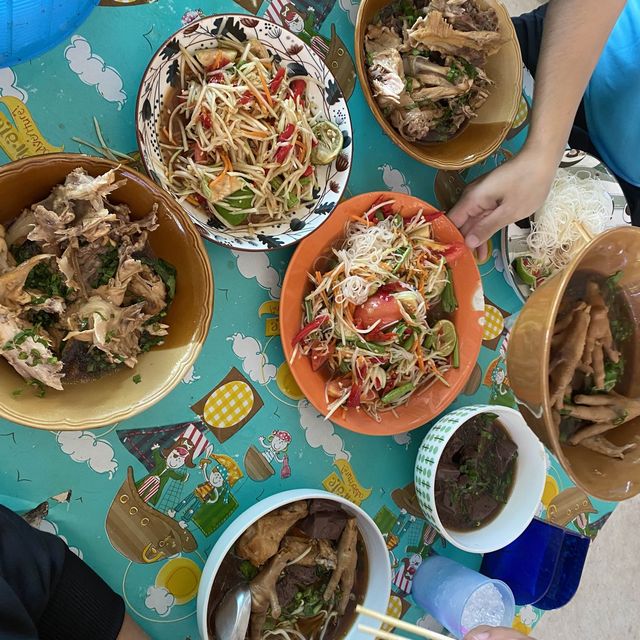 ร้านก๋วยเตี๋ยวไก่มะระ  ลืมอิ่ม