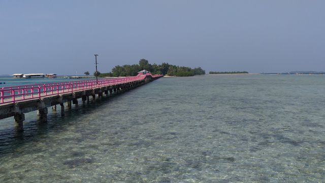 雅加達千島群島熱門的美麗小島緹洞島！粉紅色愛情橋非常推薦情侶一遊！