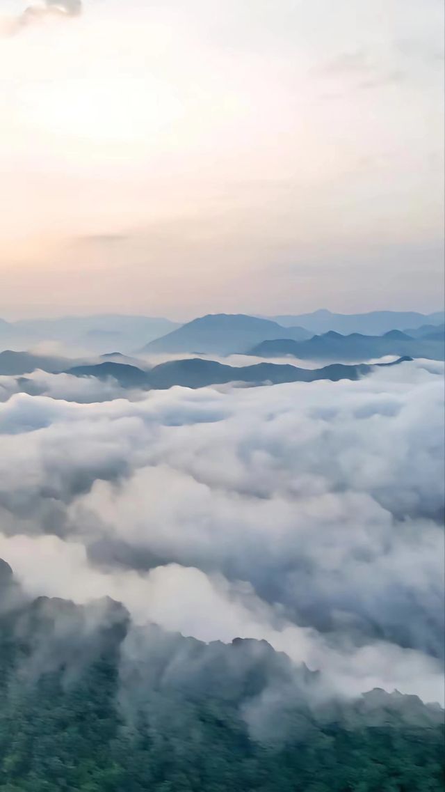 Peach Blossom Pool, a thousand feet deep. Peach Blossom Pool, as beautiful as a painting in Li Bai's poem!