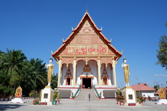 Vientiane's That Luang Stupa | Shining symbol of Laos