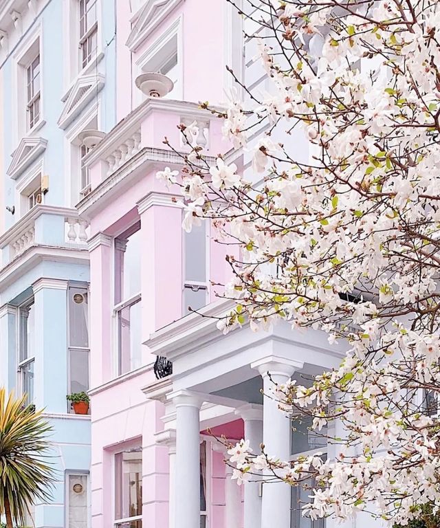 London, UK | Strolling through the streets of Notting Hill in the acclaimed film "Notting Hill"