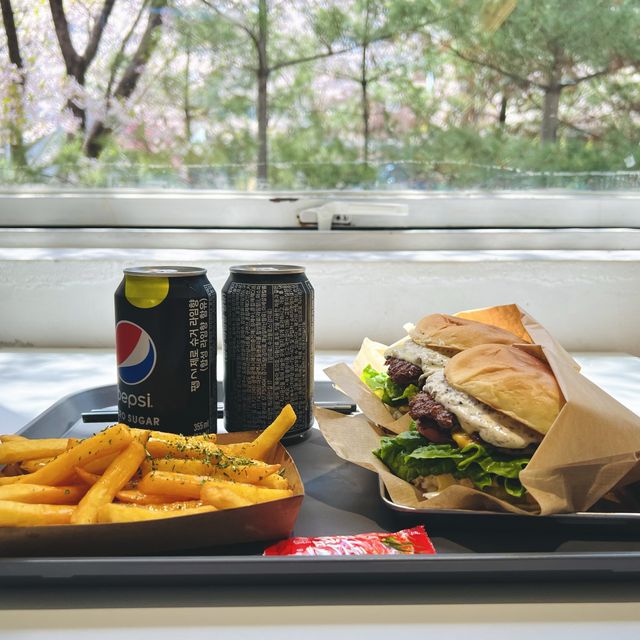 수제버거 맛집! 근데 이런 뷰가...?