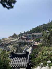 부산 바다 위의 절
