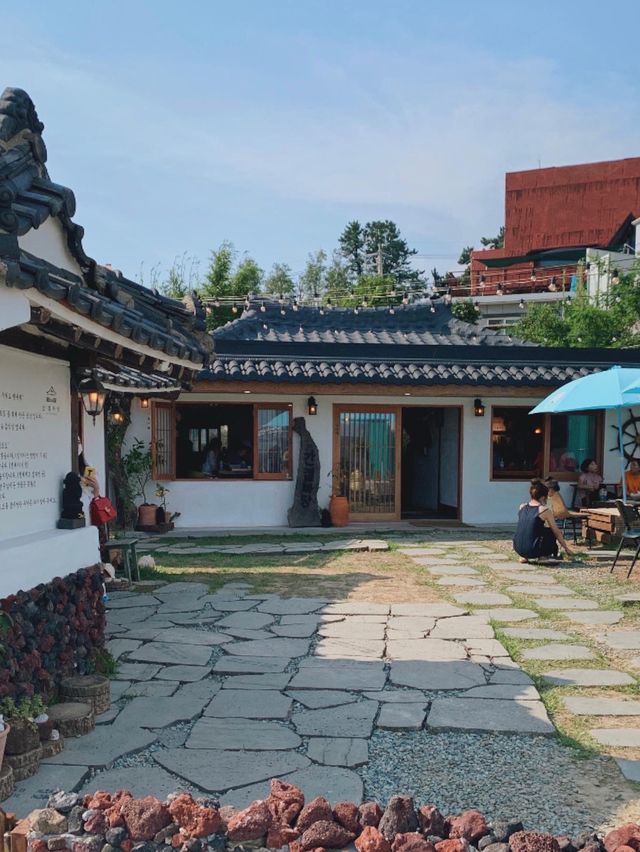 간절바당 한옥 외관과 돌담, 정원 전경