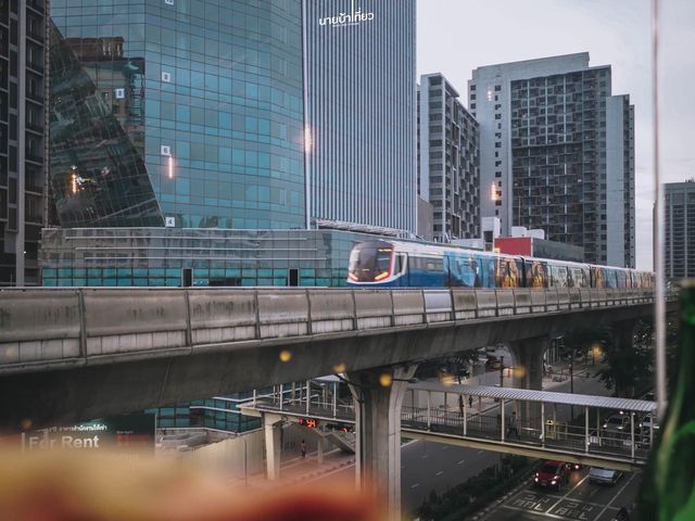  TAKE A TRAIN Rooftop สะพานควาย
