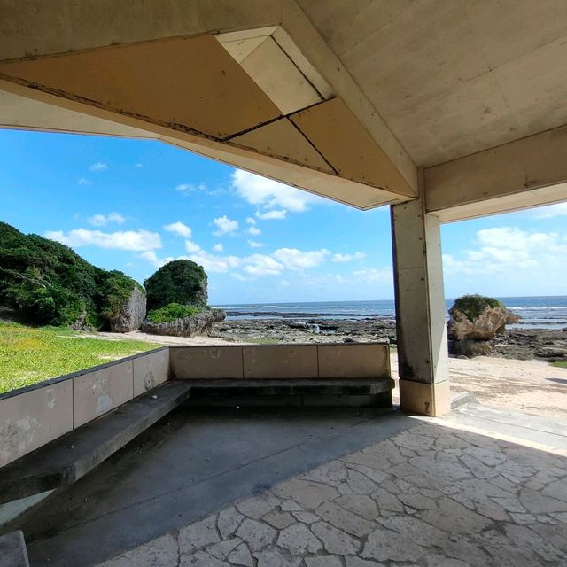 【沖縄 具志頭】美しいブリ(巨岩)と砂の浜✨✨