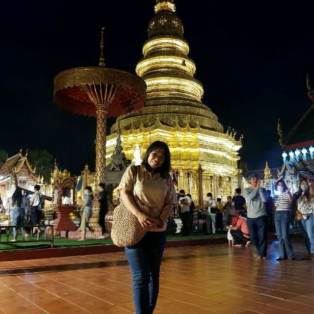 โคมไฟแสนดวงวัดพระธาตุหริภุญชัย พระนางจามเทวี