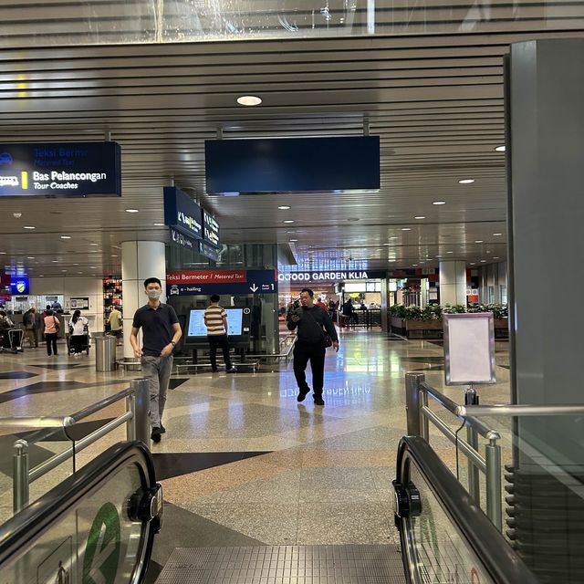 抵達吉隆坡國際機場