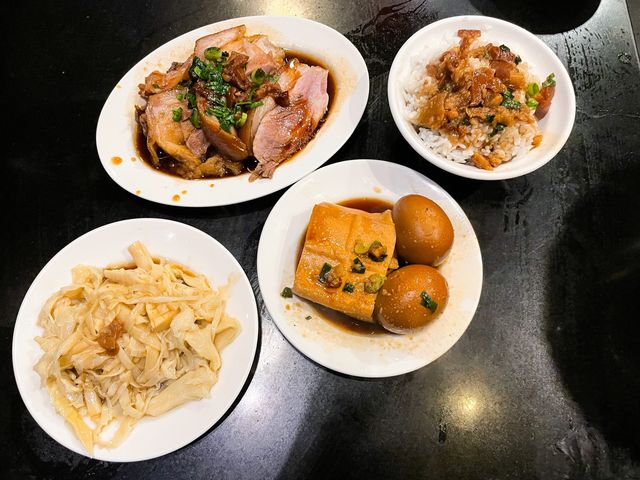 [台北中山美食]隱藏四平商圈中的美味豬腳飯~富霸王豬腳｜肉香不肥超入味｜魯蛋必點｜用餐時間排滿滿