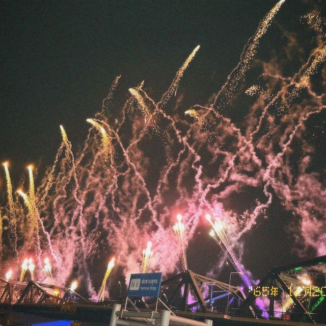 พาไปชิค ดุพลุที่ สะพานพุทธฯ
