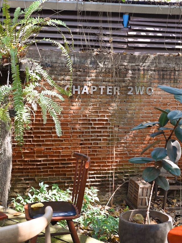 【チェンマイ】建物の鉄骨下に建つ屋外カフェ。