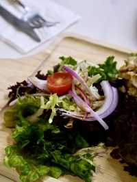 沐浴於樹林與陽光的小黃鴨cafe