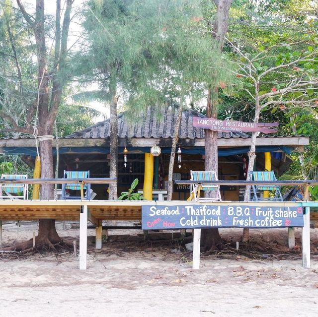 บาร์เรือไม้ ริมหาด