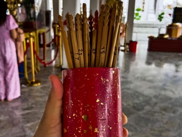 ไหว้ศาลหลักเมือง เพื่อสิริมงคล