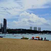 ชายหาดพัทยา นักท่องเที่ยวคึกคัก 