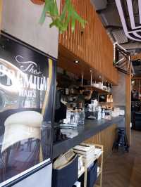 輕鐵旁的木系Cafe 