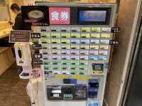 福岡博多駅。新幹線改札内の立ち食いうどん。明太子がまるまる一本『うどんそば恵寿多』