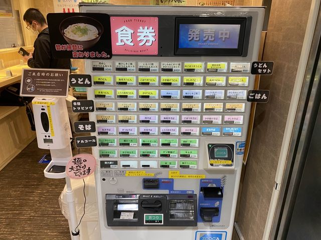 福岡博多駅。新幹線改札内の立ち食いうどん。明太子がまるまる一本『うどんそば恵寿多』