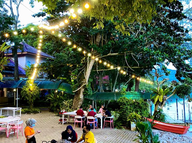 สวยอาหารริมน้ำ ร้านอาหารเก่าแก่คู่เมืองนราธิวาส