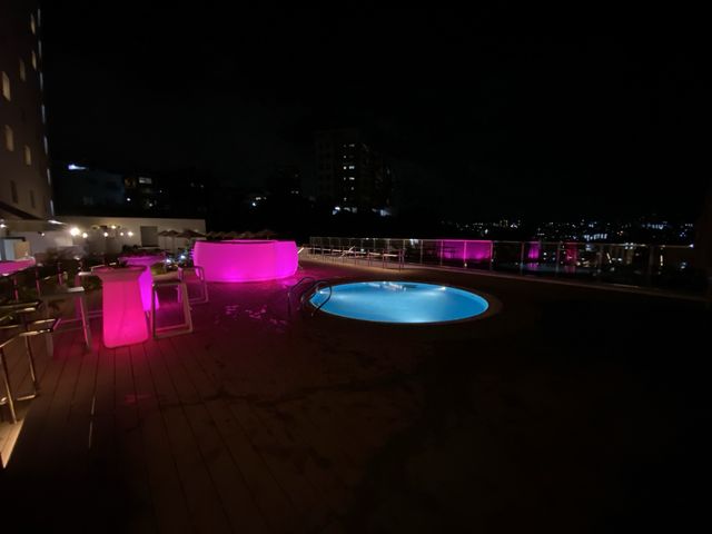 ハイビスカスがお出迎え。沖縄の高台にあるノボテル沖縄那覇