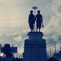 เพื่อนบอกลง"ท่าเรือ"ไม่ต้อง.งง.(จริงๆ=อนุสาวรีย์)