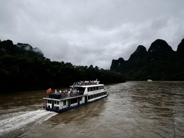 Picturesque cruise ride from Guilin 