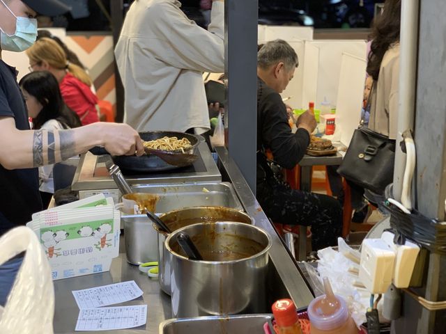 高雄瑞豐夜市美食｜平價的萬國牛排🥩人滿多的