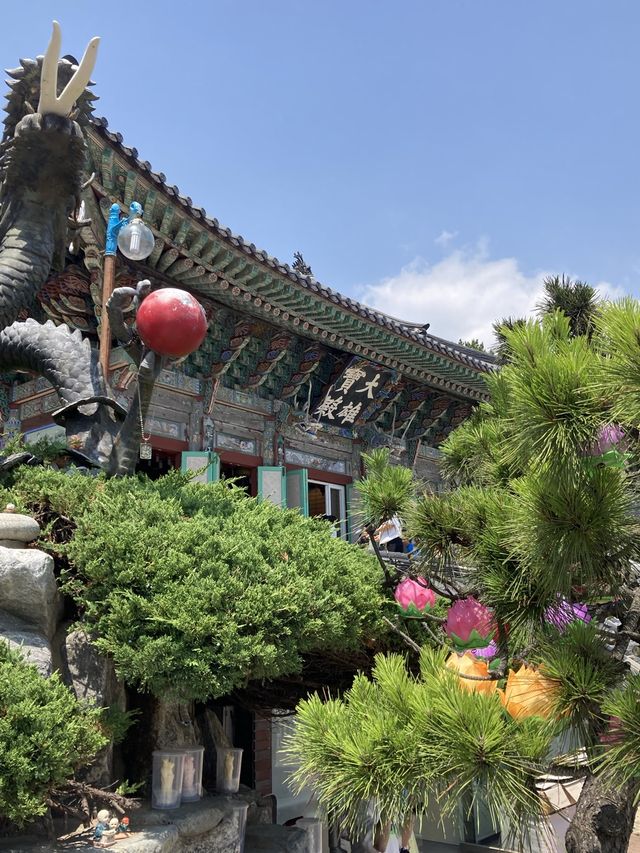 부산 바다 위의 절