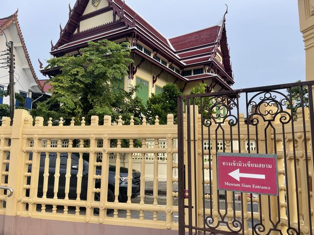 เดินเที่ยวชมถนนสนามไชยกันเถอะ
