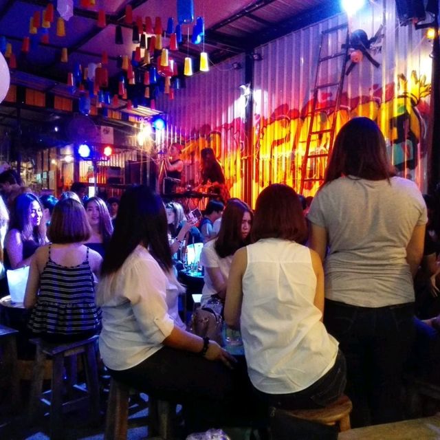 พากินนมในดงร้านเหล้าในเชียงใหม่