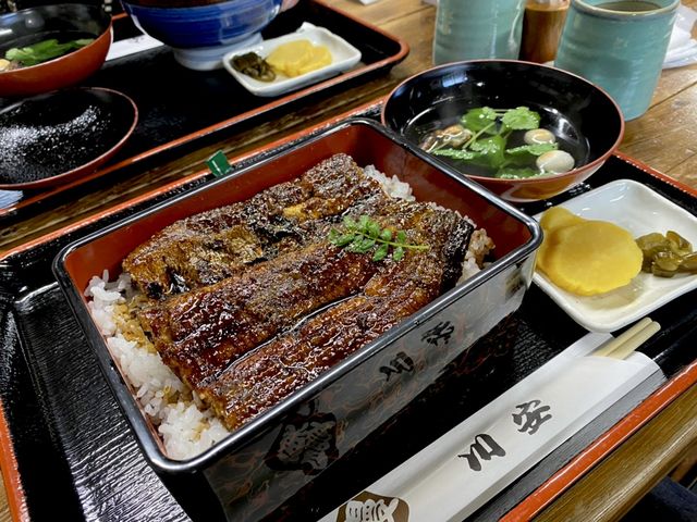 紅葉の名所、香嵐渓🍁にある【うなぎ川安】