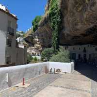 Setenil de las Bodegas สร้างบ้านใต้หินในสเปน