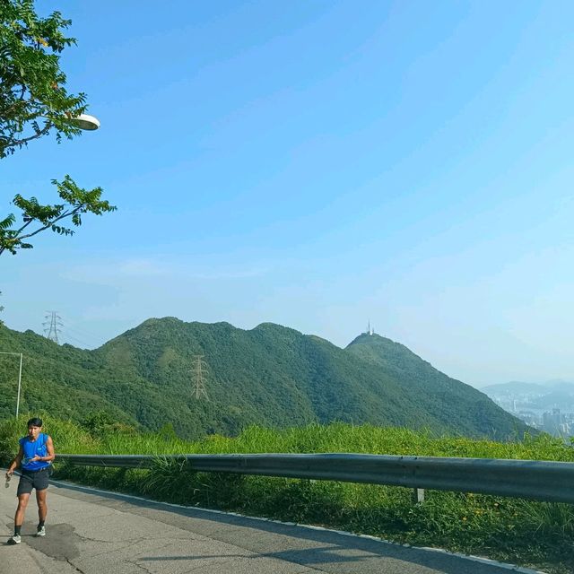 秋高氣爽，飛鵝山道，心曠神怡！