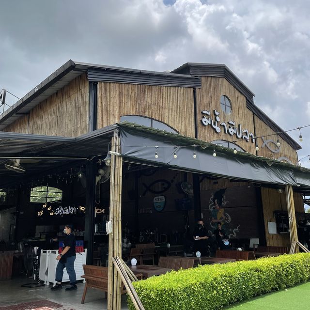 มีน้ำมีปลา 🐟 ร้านอาหารริมแม่น้ำ วิวดีมากกก🫧🎉