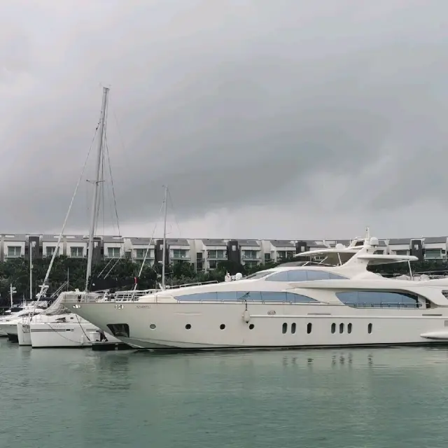 Chill on a yatch in Singapore