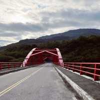 紅葉大橋｜山中的溪谷中紅色大橋