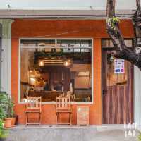 คาเฟ่สไตล์โฮมมี่ย่านสุขุมวิท ฟีลมินิมอล