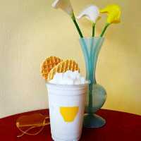 yellow cup คาเฟ่มินิมอลสไตล์