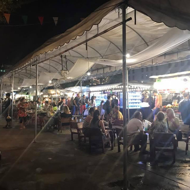 有現場音樂表演的清邁夜市